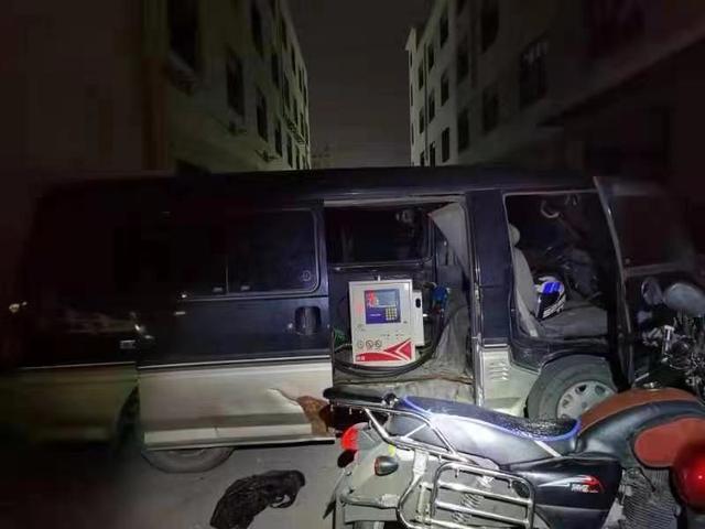 無?；C進行非法流動加油